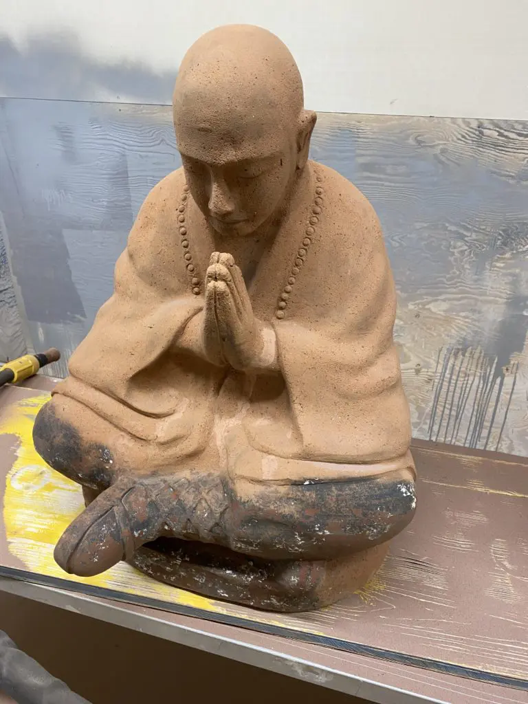 Microgommage d&rsquo;une statue extérieure en terre cuite et traitement en peinture – 1095 Lutry