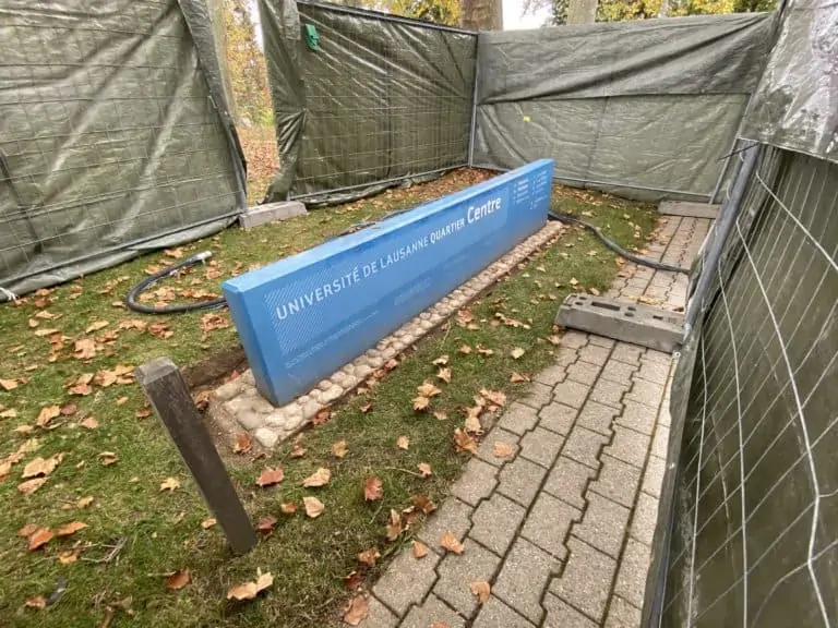 Hydrogommage sur mur en béton teinté dans la masse à l&rsquo;Université de Lausanne