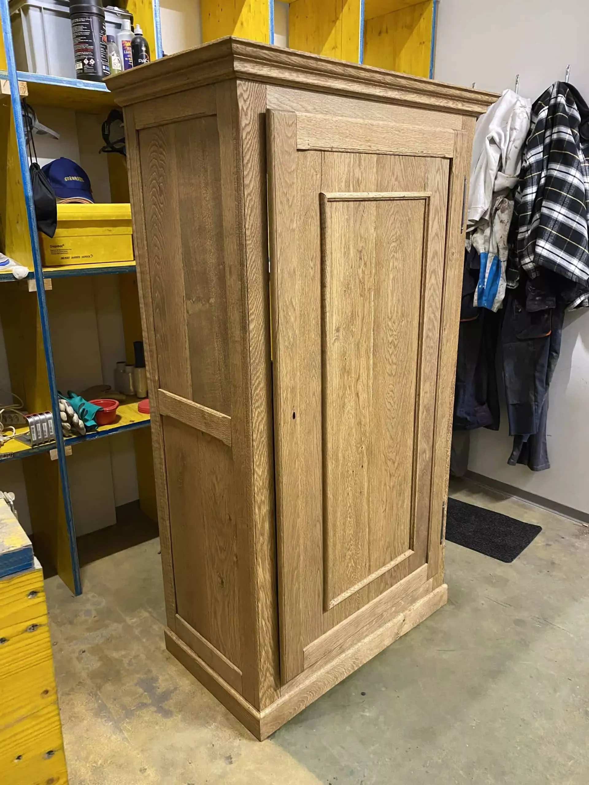 Aérogommage et traitement incolore mat profond sur une ancienne armoire en chêne massif – Lausanne