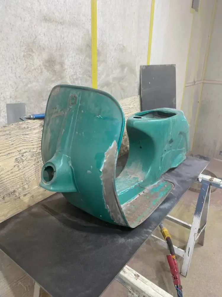 Sablage d&rsquo;une ancienne Vespa en cours de restauration complète 1277 Borex