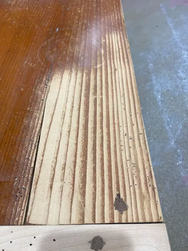 Aérogommage sur une ancienne table en bois résineux