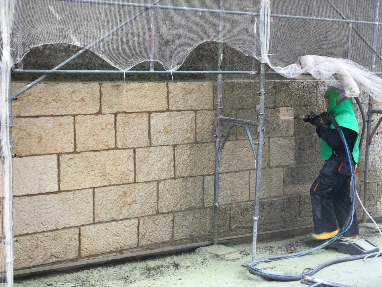 Nettoyage de façade par sablage en aérogommage - chantier Socatra