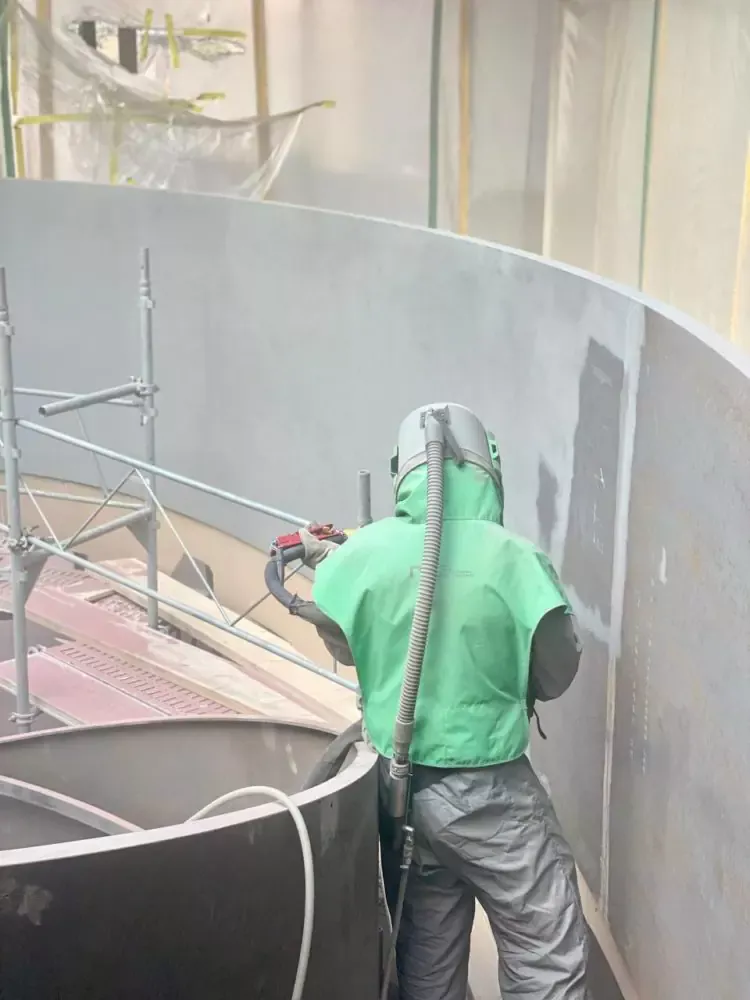 Aérogommage en cours sur paroi d'escalier en acier Aérogommage en cours sur paroi d'escalier en acier