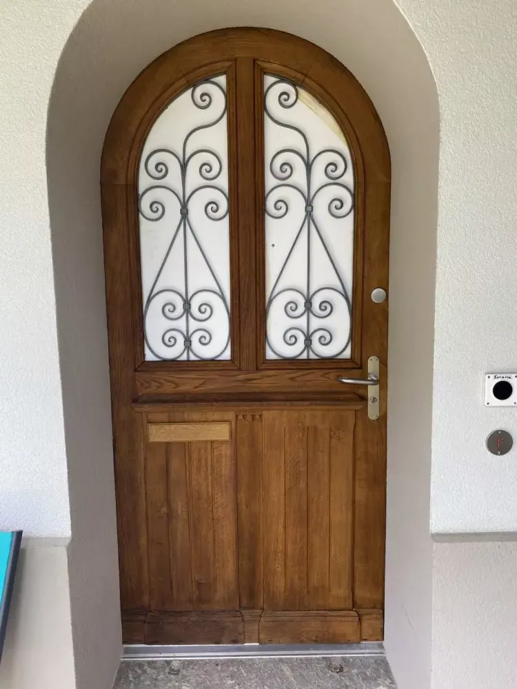 Aérogommage et glacis sur une porte d&rsquo;entrée en chêne massif – 1007 Lausanne