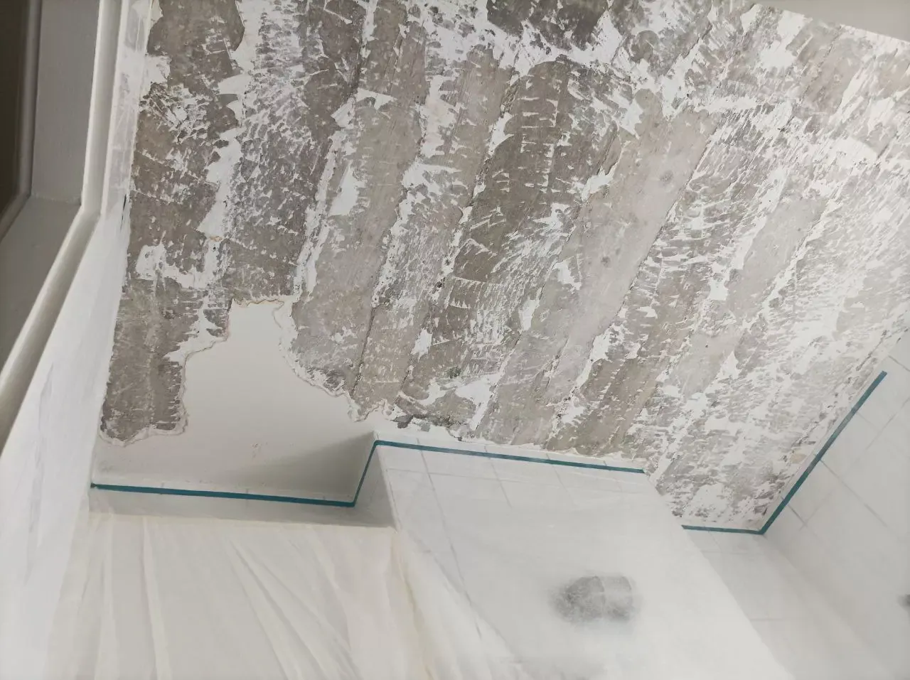 Rénovation d’un plafond en plâtre et peinture dans une salle de bains – 1260 Nyon