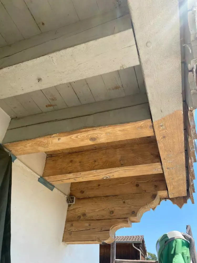 Aérogommage sur anciennes boiseries d&rsquo;une maison de village