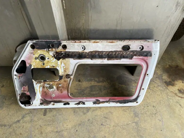 Sablage d&rsquo;une portière de voiture de 1969