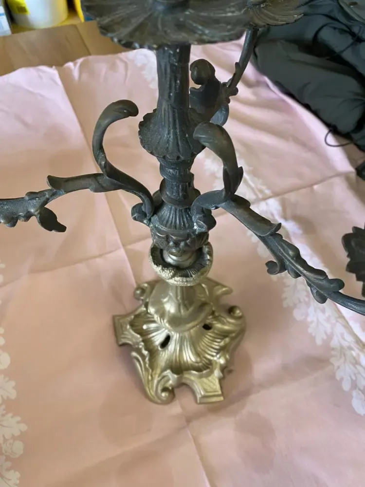 Nettoyage d’un ancien bougeoir en laiton par microbillage