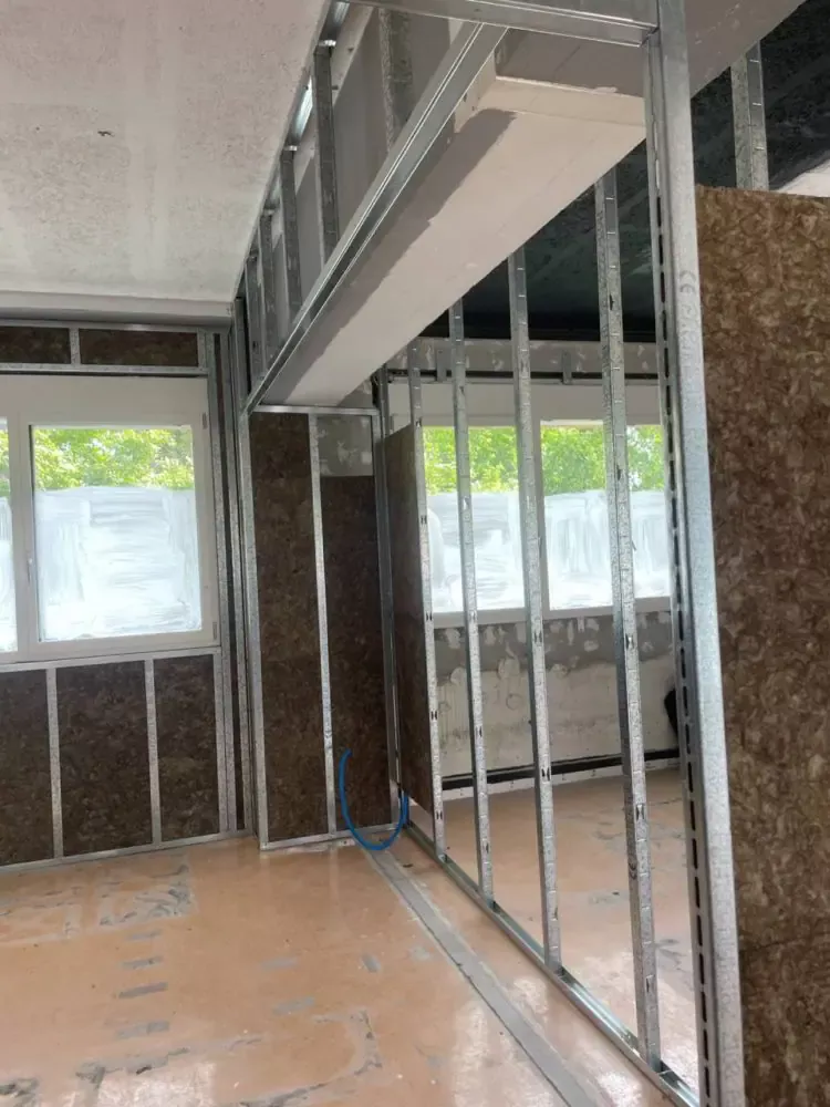 Plâtrerie: Cloisons, doublages, faux-plafonds avec des contraintes acoustiques dans des futurs appartements