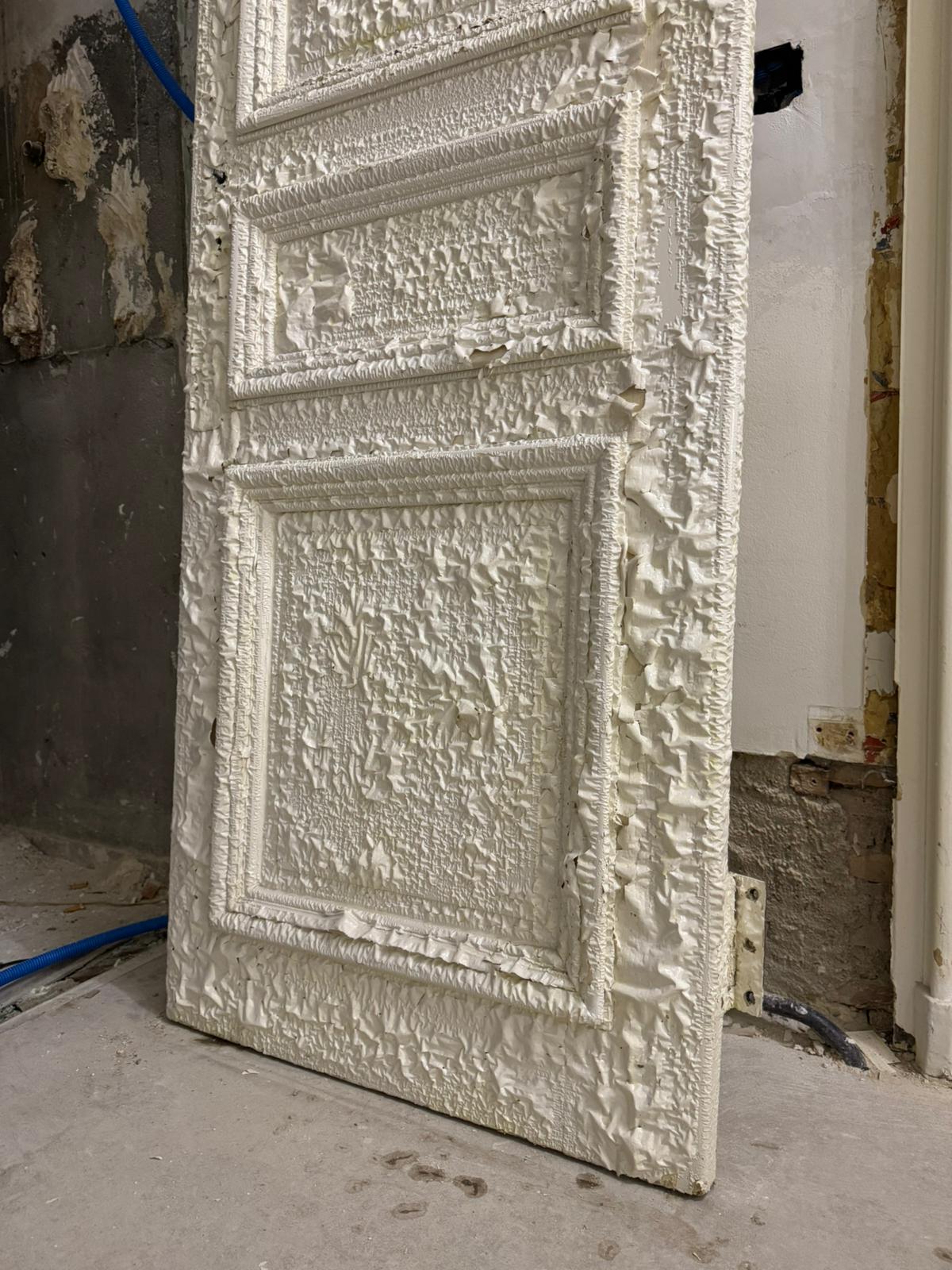 Porte à panneaux moulurés – application du décapant chimique au plomb