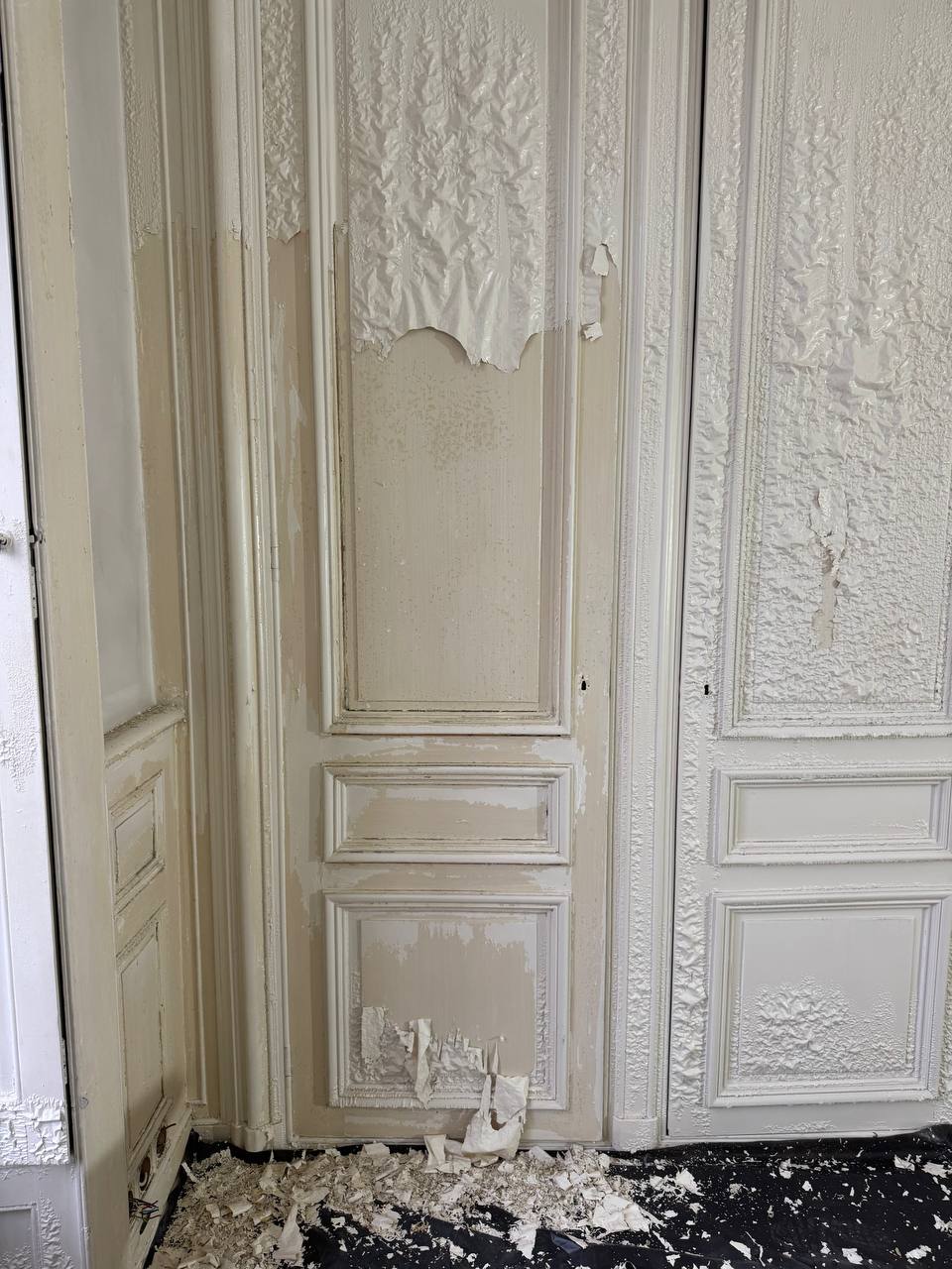 Encadrement de porte ancien – décapage chimique du plomb