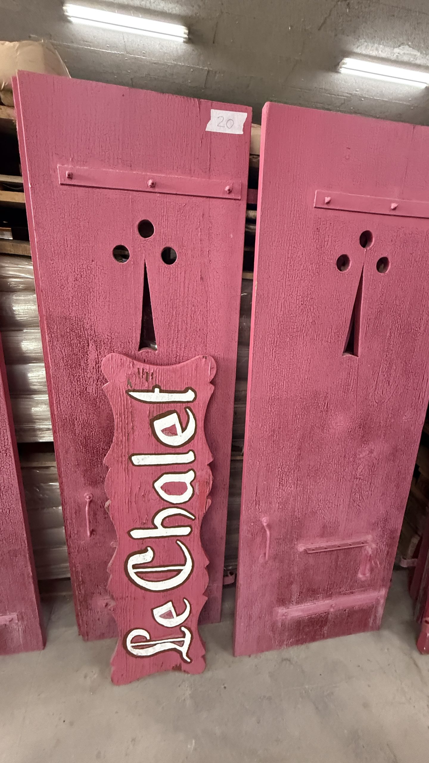Panneau en bois peint en rouge, inscription "Le Chalet" a rénover