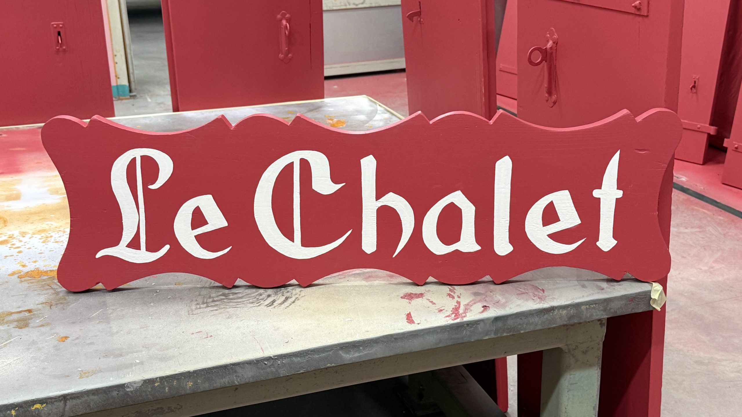 Panneau "Le Chalet" avec lettrage peint à la main terminé