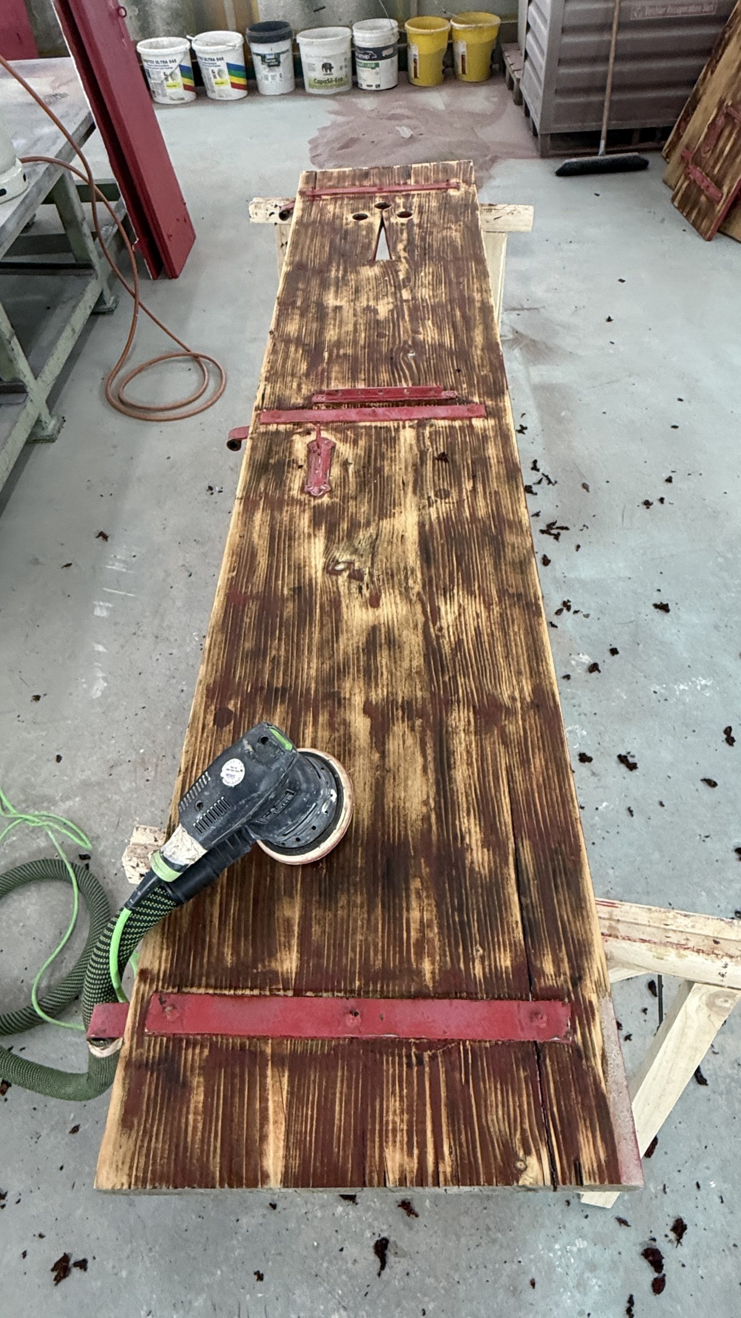 Décapage thermique et peinture sur anciens volets en bois