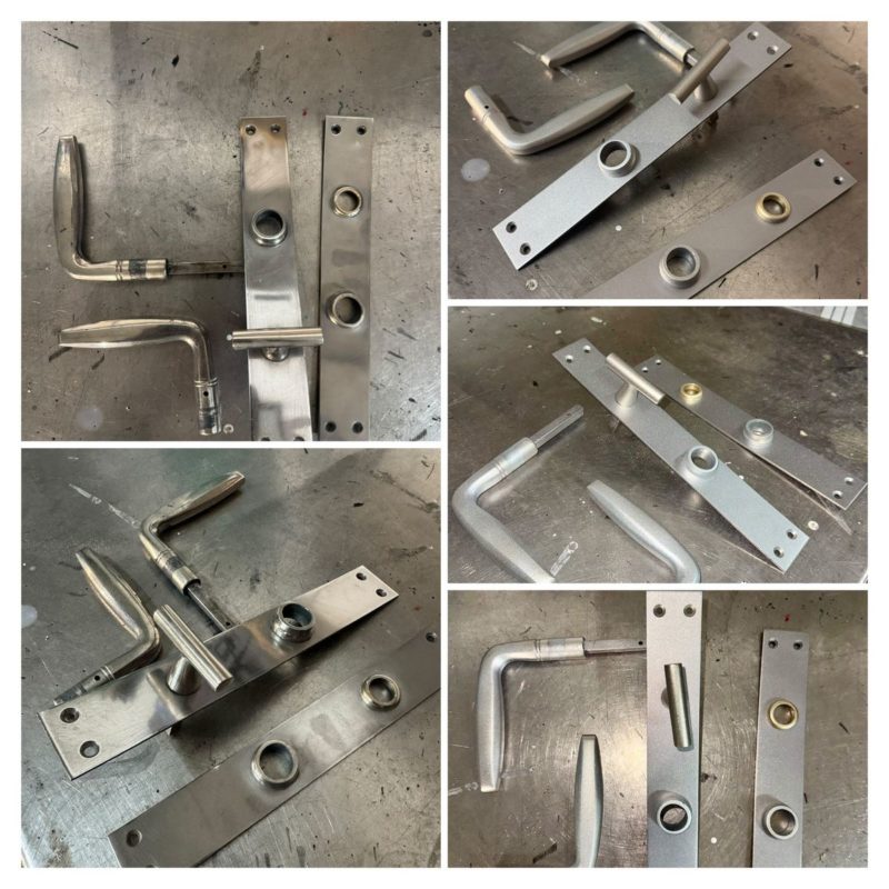 Microbillage poignée de porte en aluminium chromé : avant avec rayures, après aspect satiné uniforme et verni