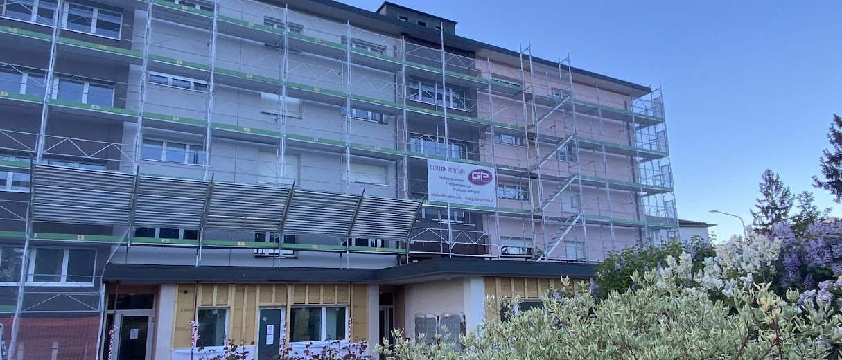Entreprise de peinture : façade sous échafaudage avec la banderole Guillon Peinture