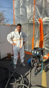 Marvin Guillon, troisième génération de l'entreprise, devant le confinement de la restauration de la statue en bronze de Shiva au CERN