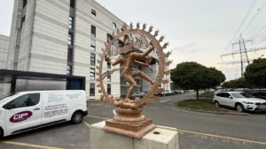 Statue en bronze de Shiva restaurée au CERN à Genève, devant un véhicule de l'entreprise familiale Guillon