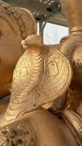 Détail du cobra de la statue en bronze de Shiva après restauration, finesse des écailles
