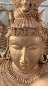 Visage de la statue en bronze de Shiva au CERN après restauration et vernis protecteur